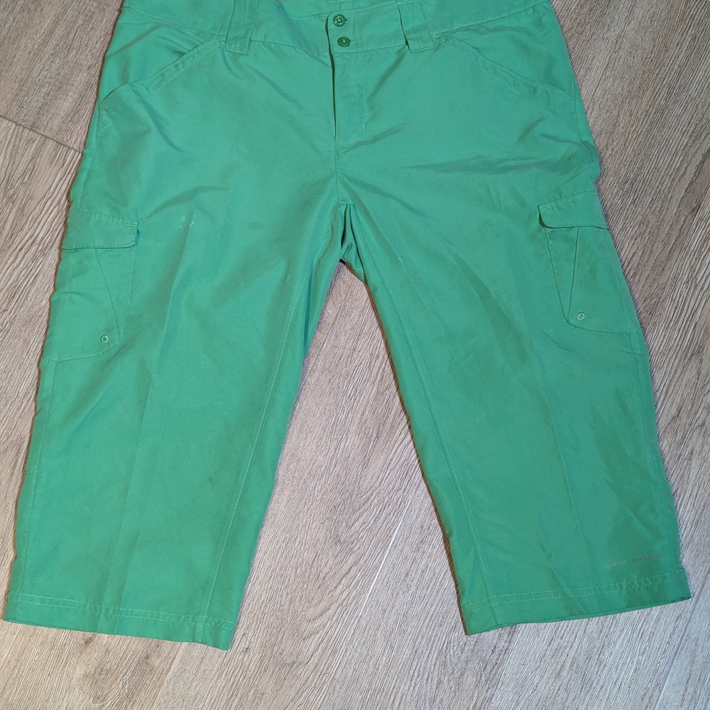 women's Columbia green Capri shorts size 10
